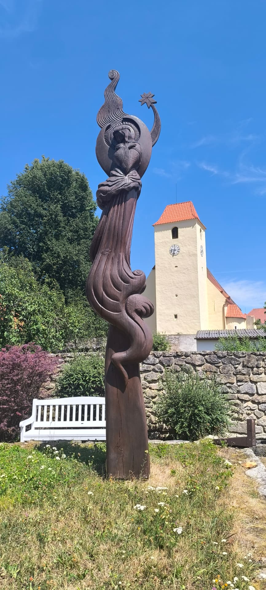 Dřevěná plastika u gotického kostela v Žumberku