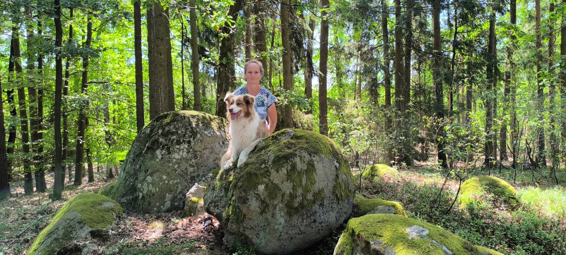 Lenka Martínková s ovčáckou fenkou Ayrou v lese na balvanech